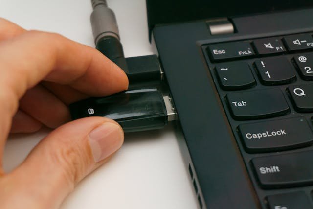 pendrive conectándose a una notebook