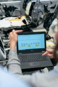 imagen de una notebook sostenida por una persona