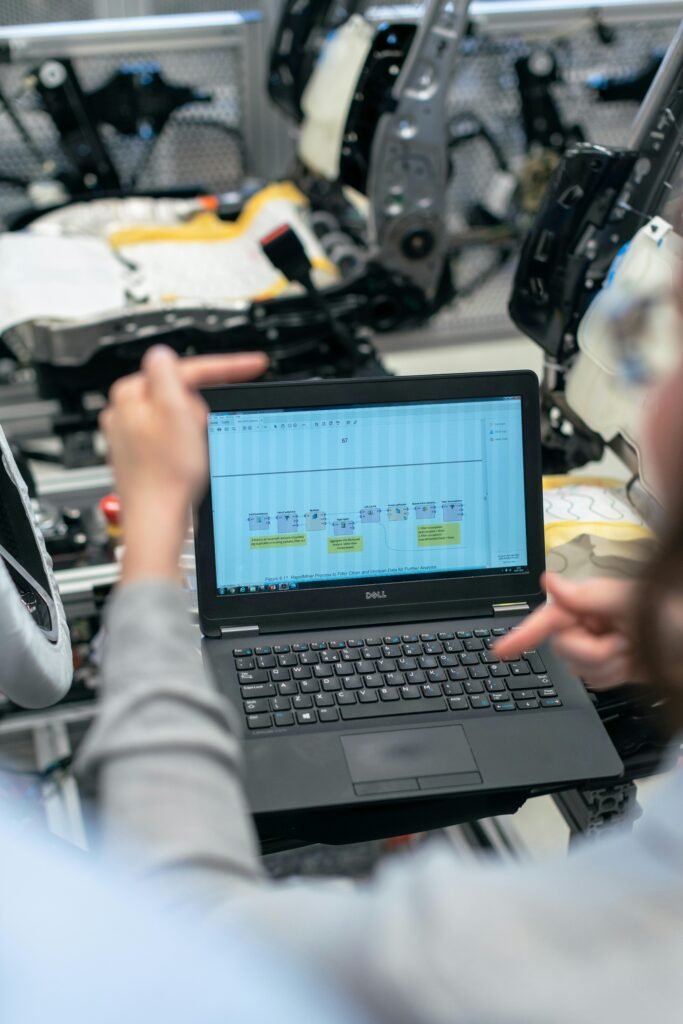 imagen de una notebook sostenida por una persona